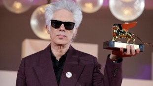 Jim Jarmusch mit seinem Goldenen Löwen auf der Biennale