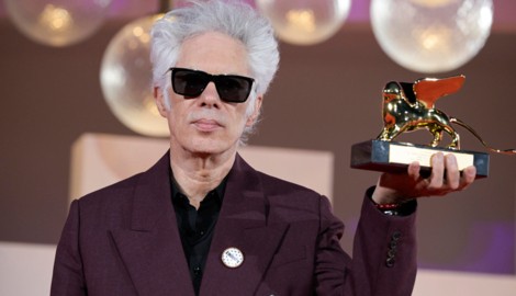 Jim Jarmusch mit seinem Goldenen Löwen auf der Biennale