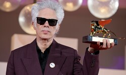 Jim Jarmusch mit seinem Goldenen Löwen auf der Biennale