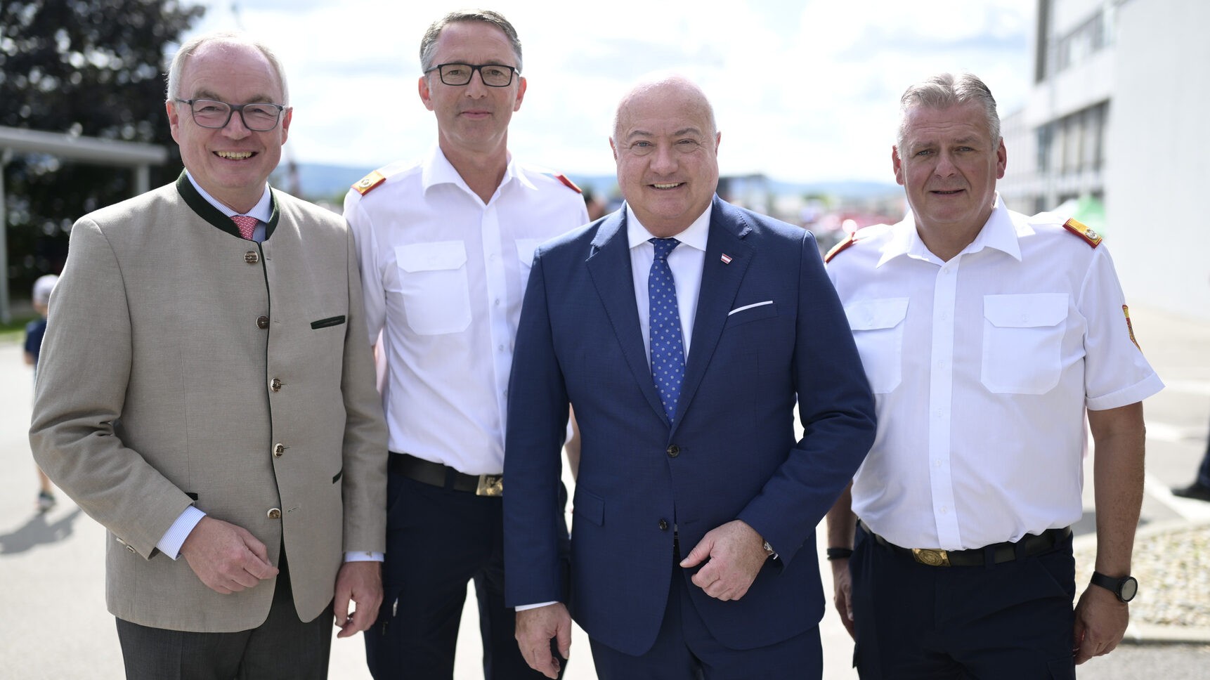 Gut Wehr! Stephan Pernkopf, NÖ-Vizekommandant Martin Boyer, Bundeskanzler Christian Stocker, ...
