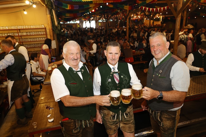 Die Altausseer Kiritogs-Hausherren bei Gösser und Grillhendln (v. li.): Floriani-Urgestein ...