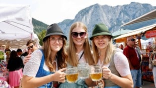 „Das nächste Jahr kommen wir wieder zum Kirtag“, sind sich diese drei Damen einig