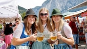 „Das nächste Jahr kommen wir wieder zum Kirtag“, sind sich diese drei Damen einig