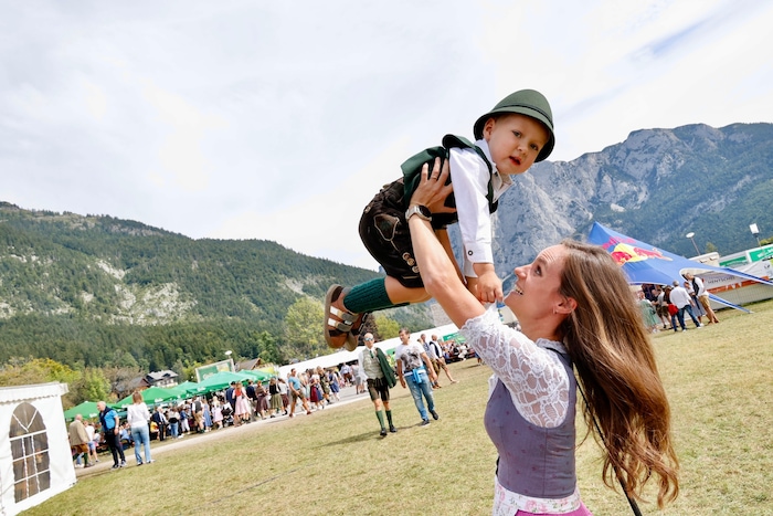 Stilecht in Tracht genießen die Kleinen den Kirtag