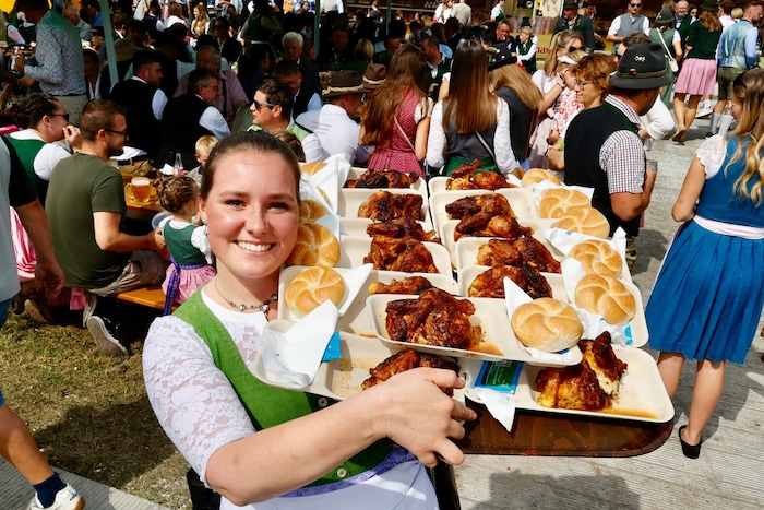 Die legendären Grillhendln sind der Renner am Kirtag