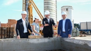 Besuch der Baustelle in Trausdorf: Hergovich, Melanie Piskernik (Geschäftsführerin SOWO), Dorner ...