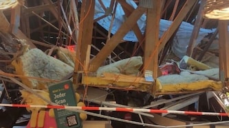 Am Samstagabend ist in Süddeutschland das Dach eines Supermarkts teilweise eingestürzt. Drei ...