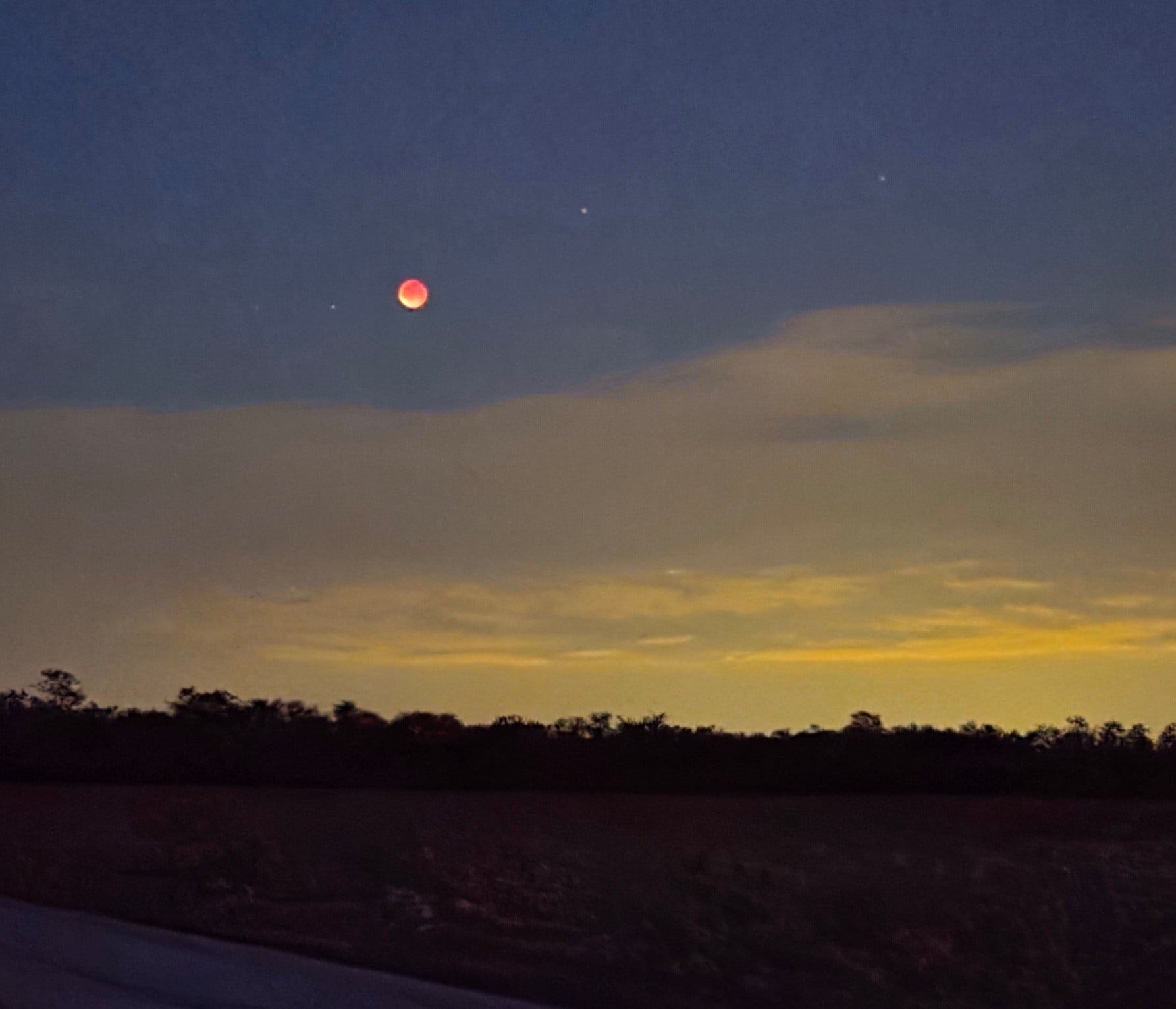 Der Mond über dem Marchfeld in Niederösterreich