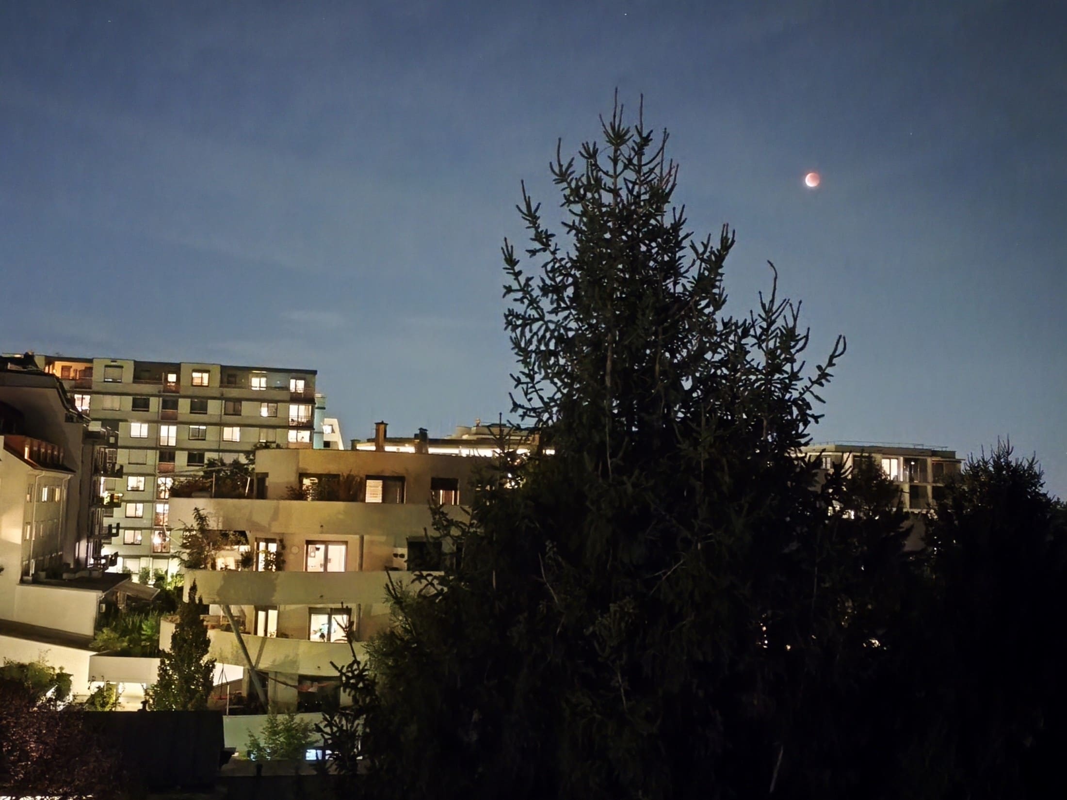 Ein Blick auf den Mond über dem 14. Wiener Bezirk