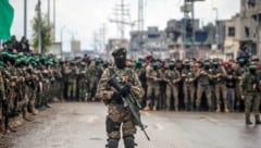Kämpfer der Hamas während einer Geiselübergabe im Februar 2025
