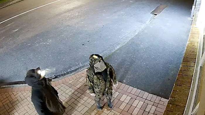 Die von der Polizei veröffentlichten Fotos zeigten zwei Personen mit Stirnlampen und verdeckten ...