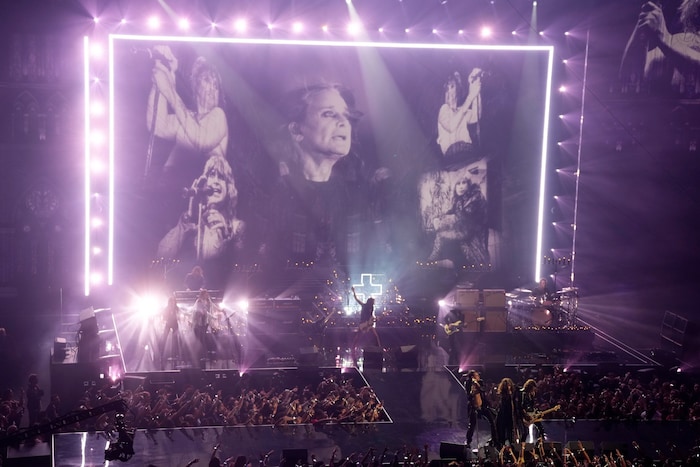 Yungblud (von links), Steven Tyler und Joe Perry würdigen Ozzy Osbourne während der MTV Video ...