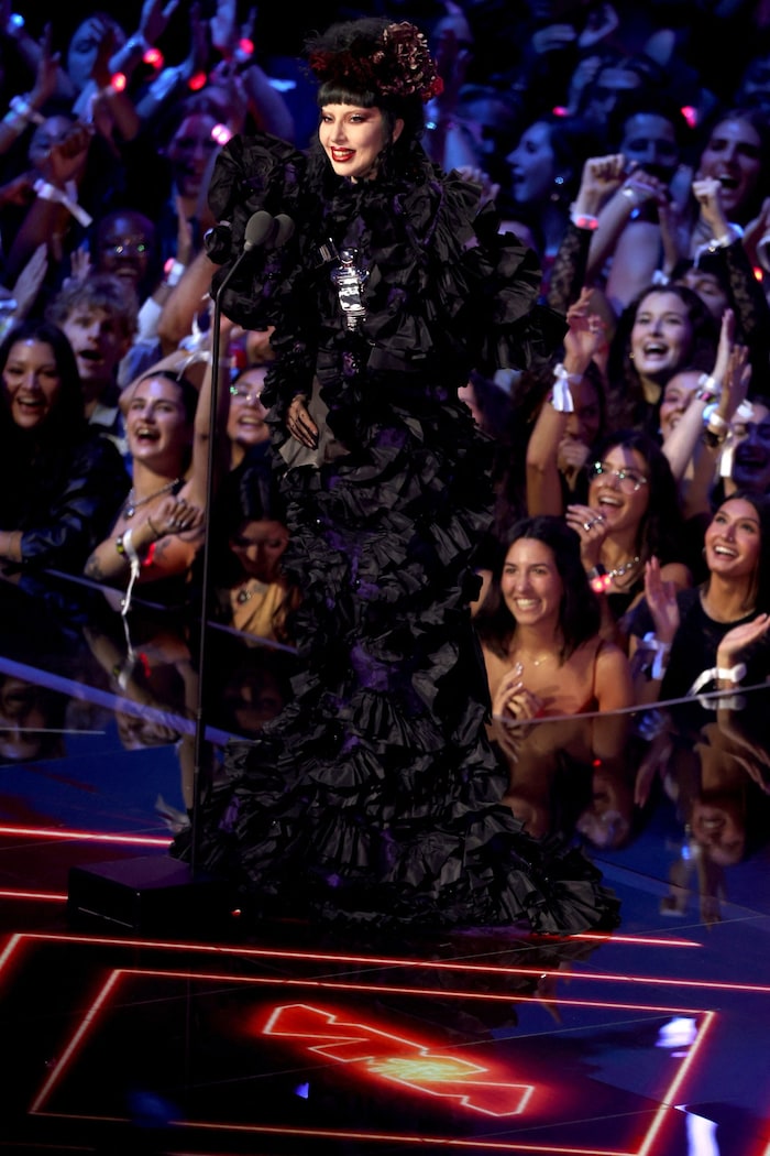 Lady Gaga im „Wednesday“-Look auf der Bühne der MTV Video Music Awards