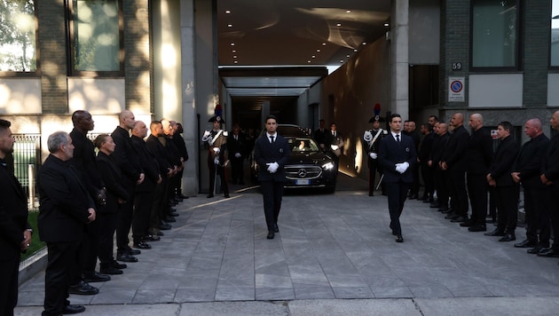 Der Leichenwagen mit dem Sarg des verstorbenen italienischen Modedesigners Giorgio Armani ...