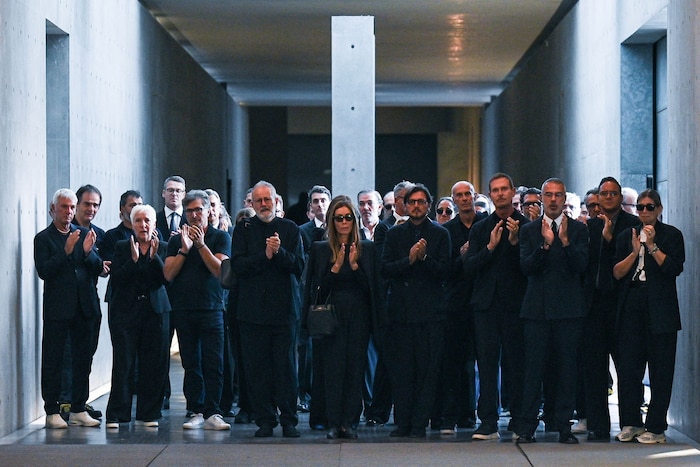 Die Mitarbeiter von Armani applaudieren, als der Leichenwagen mit dem Sarg des verstorbenen ...