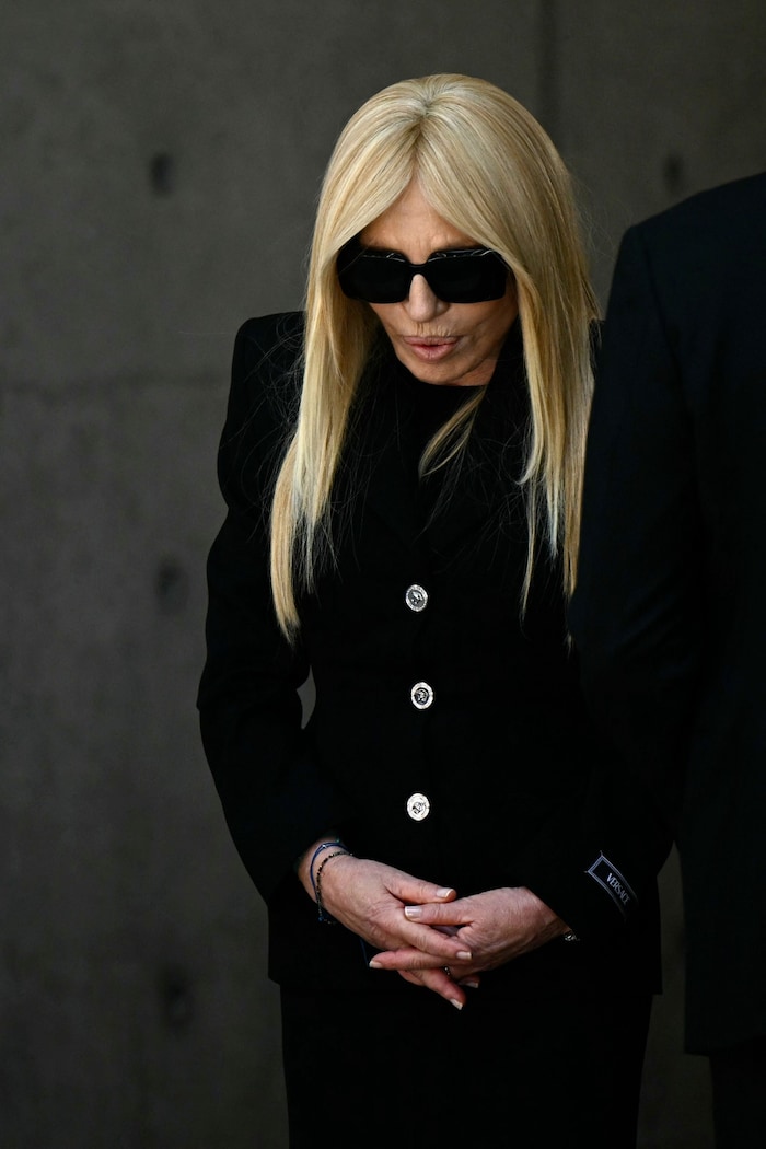 Eine zutiefst bewegte Donatella Versace nahm am Wochenende Abschied von ihrem Kollegen Giorgio ...