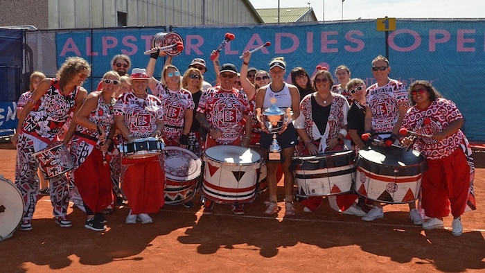 Die Batala-Austria-Trommler mit Kraus in der Mitte.