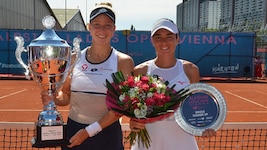 Sinja Kraus mit dem Siegerpokal, daneben Miriam Bulgaru.