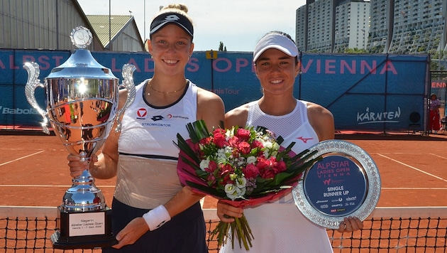 Sinja Kraus mit dem Siegerpokal, daneben Miriam Bulgaru.
