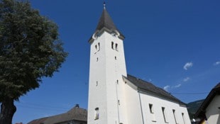 Die Filialkirche „Zum Heiligen Kreuz“ wacht übers Dorf.