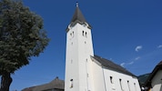 Die Filialkirche „Zum Heiligen Kreuz“ wacht übers Dorf.