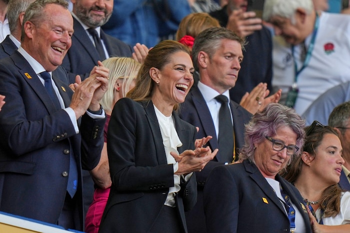 ... die zurückgebundenen Haare zeigten, dass Kate wohl blonde Strähnchen hat.