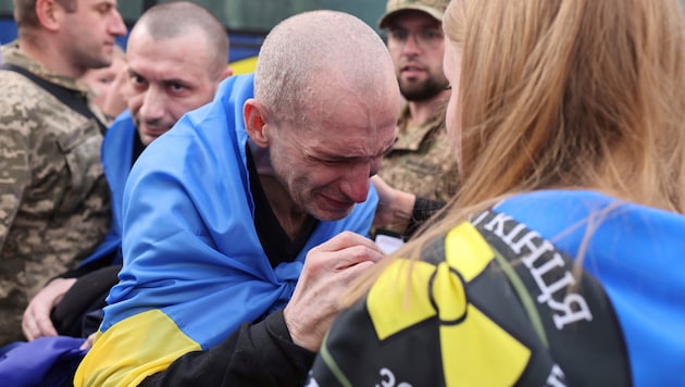 Ein von der Haft in Russland sichtlich schwer gezeichneter ukrainischer Kriegsgefangener bei ...