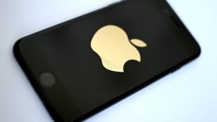 Wer mit dem Kauf wartet, kann bei bestimmten Smartphones richtig viel Geld sparen.