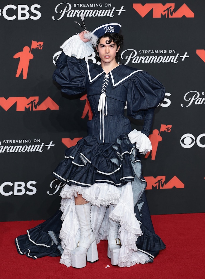 Conan Gray im mutigen Matrosen-Look