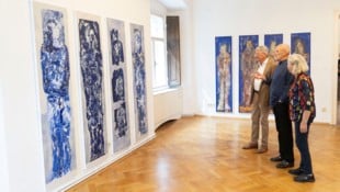Künstler Valentin Oman (Mitte) mit Galeristin Judith Walker und LH Peter Kaiser