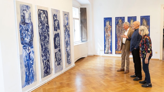 Künstler Valentin Oman (Mitte) mit Galeristin Judith Walker und LH Peter Kaiser