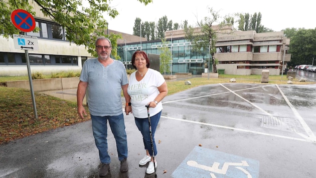 Familie B. fordert mehr Behindertenparkplätze für das Kulturzentrum Mattersburg.
