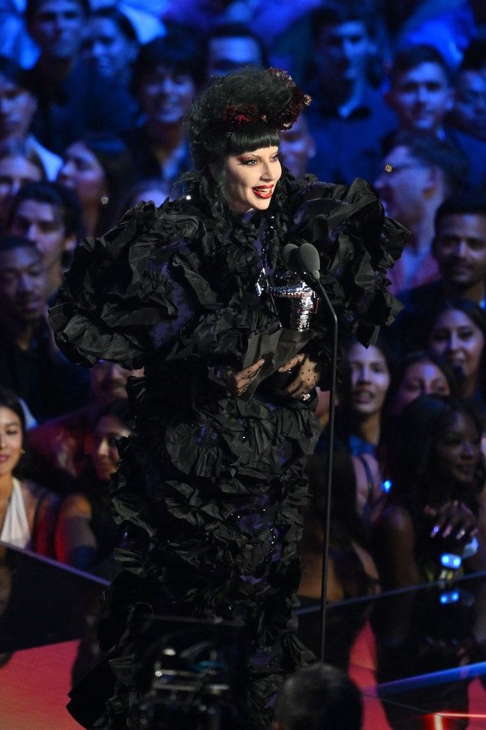 Lady Gaga strahlte in einem extravaganten, schwarzen Kleid.