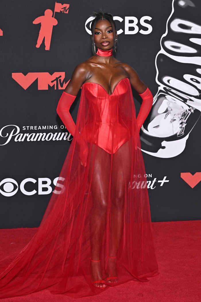 Olandria Carthen in einem atemberaubenden, roten Kleid.