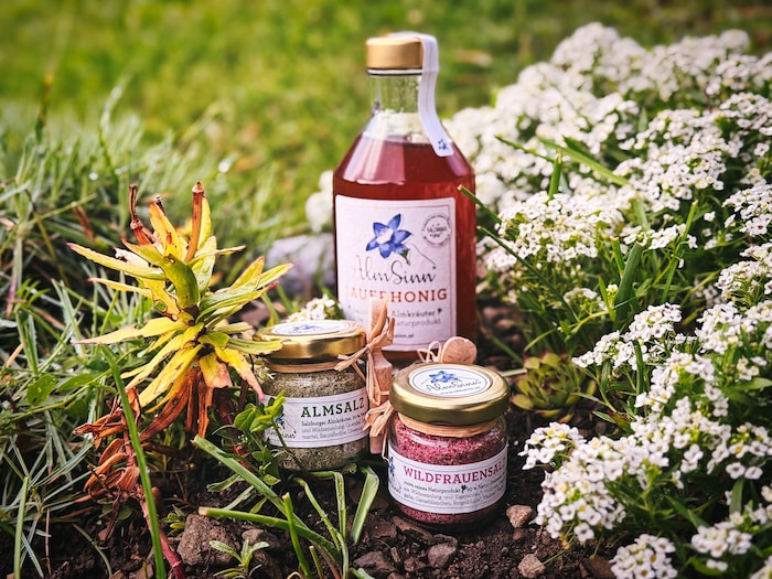 Unter dem Namen „AlmSinn“ produziert Martina Kräutersalze, Sirupe, Sauerhonig und innovative ...