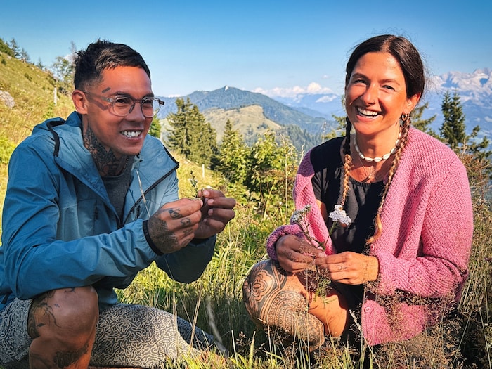Marcus und Isabella sind von den Kräuterwanderungen von Martina begeistert.