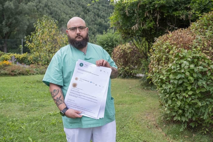 Der Altenpfleger Ali B. mit einem Teil des nervenaufreibenden Schriftverkehrs in Händen.