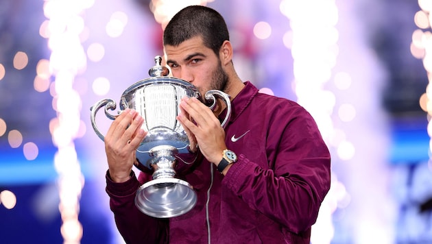 Carlos Alcaraz mit der US-Open-Trophäe.