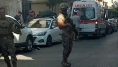 Bei einem Angriff auf eine Polizeistadtion in Balcova in der Türkei wurden zwei Polizisten ...