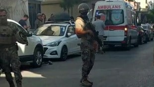 Bei einem Angriff auf eine Polizeistadtion in Balcova in der Türkei wurden zwei Polizisten ...
