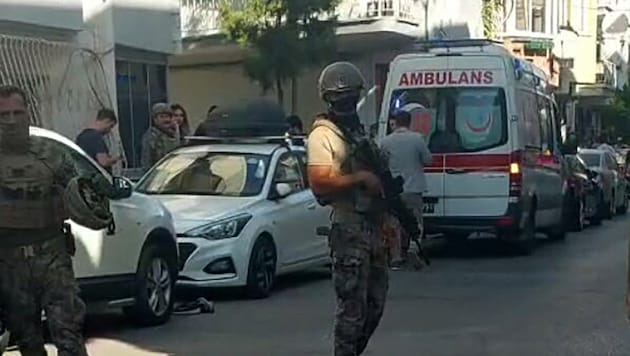 Bei einem Angriff auf eine Polizeistadtion in Balcova in der Türkei wurden zwei Polizisten ...