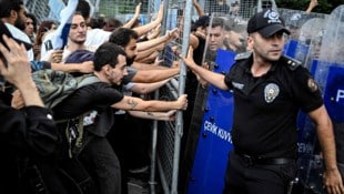 Die Polizei hatte am Sonntagabend die Istanbuler Parteizentrale der größten Oppositionspartei ...
