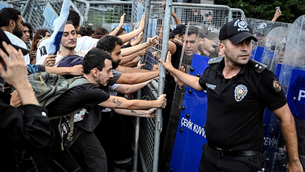 Die Polizei hatte am Sonntagabend die Istanbuler Parteizentrale der größten Oppositionspartei ...