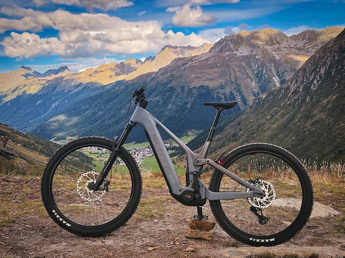 Unser innovatives Sportgerät: Das Scott Patron eRide mit Carbon-Rahmen, Bosch CX (Gen. 5). ...