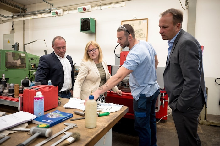 Farthofer, Kern und Co. werden von Schneider eingeschult.