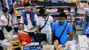Die auf den Bildern ersichtlichen Personen stehen im Verdacht, zwei Männer mit Schlägen und ...