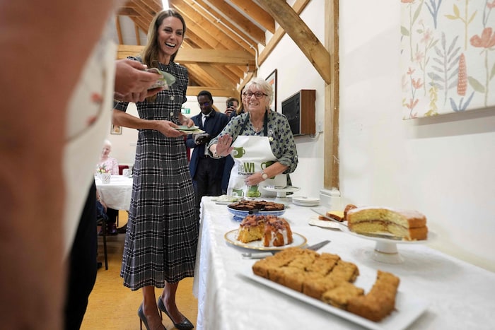 Für den Besuch wurde ein Kuchentisch reichlich gedeckt, von dem auch das Prinzenpaar sich ...