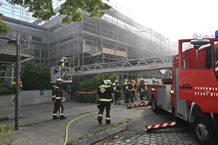 Der Brand wurde in einem Gebäudeteil festgestellt, wo derzeit Bauarbeiten durchgeführt werden.