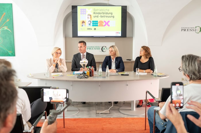 Präsentation der Informationsoffensive (v. l.): Gabi Lechner (WKO), Landesrat Stefan Hermann ...