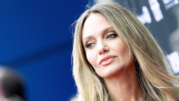 Am roten Teppich wirkte Angelina Jolie bereits nachdenklich – sie kam mit einem sehr ernsten ...